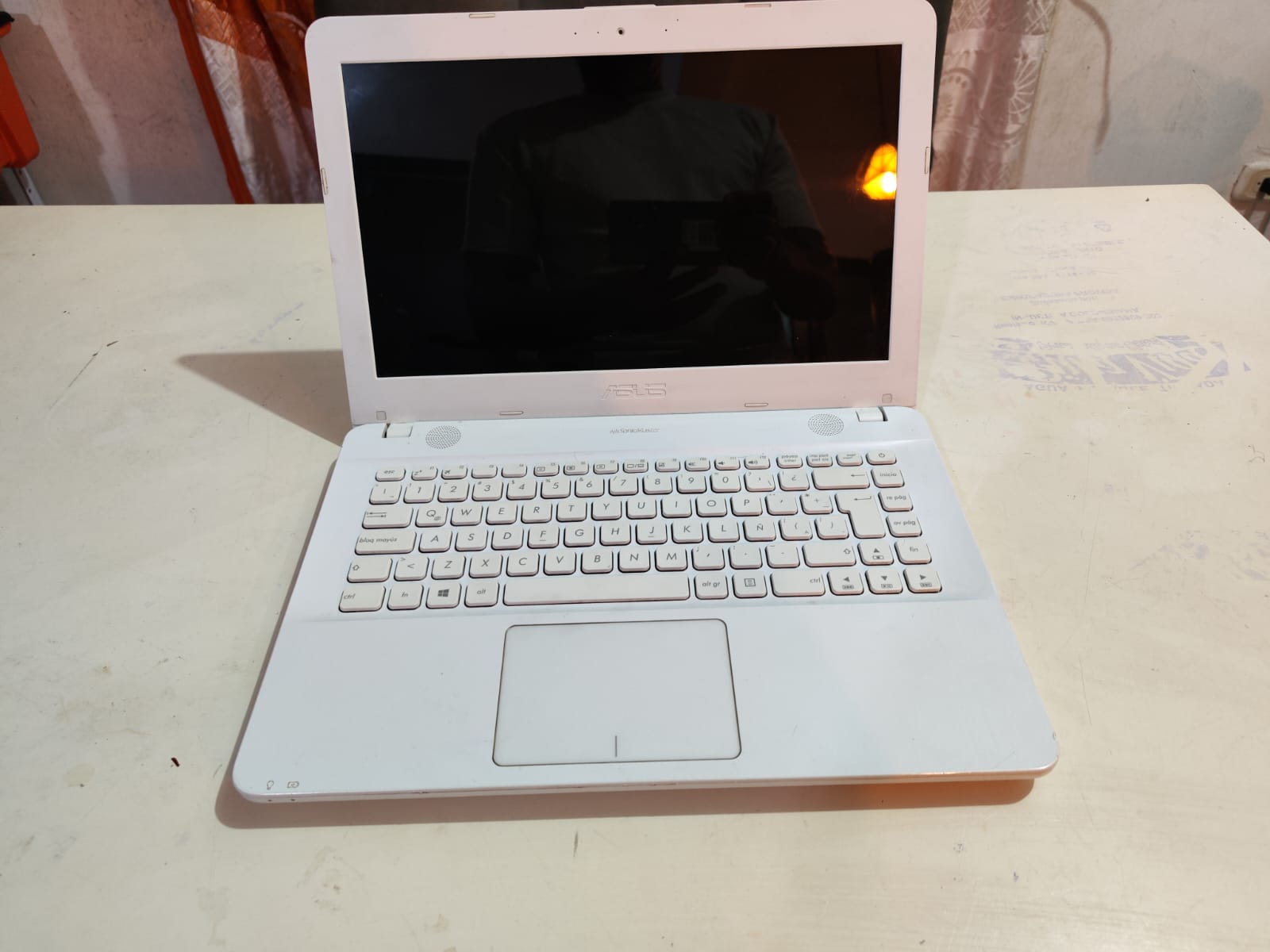 Asus E402B - Foto 1